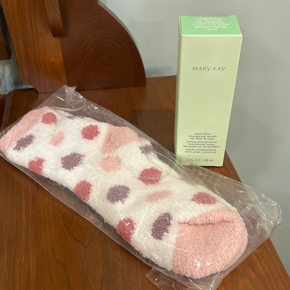 NWT Mary Kay Energizing Lotion And Cozy Socks